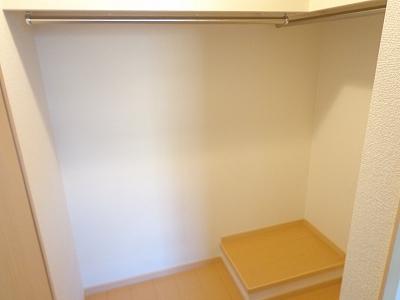オーヴェスト1号館　収納　ウォ―クインクローゼット（イメージ）