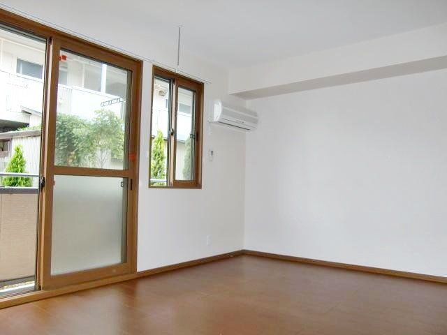 居室・リビング　リビングは明るいですよ。