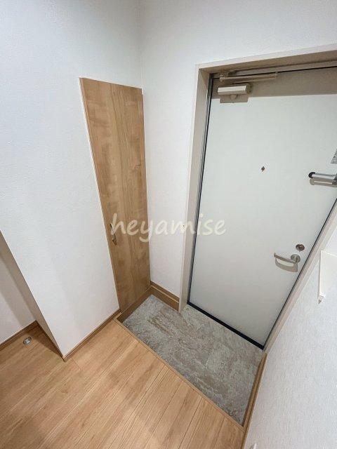 玄関　写真は同型モデル