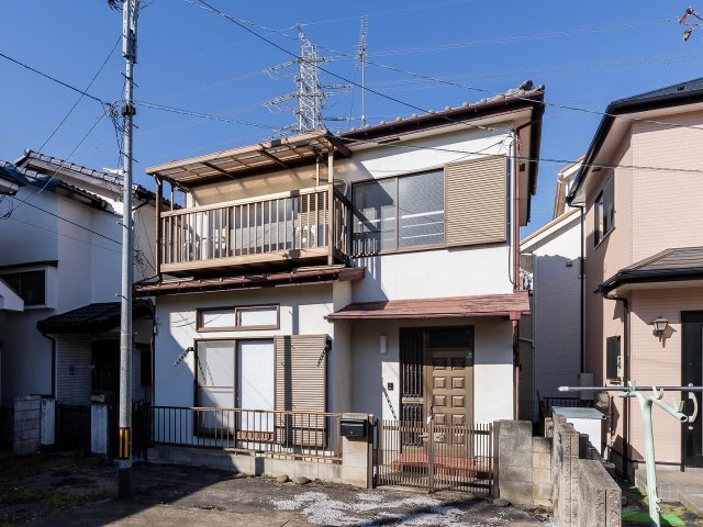 建物外観　玄関は人感センサー付きライトで防犯対策もバッチリ