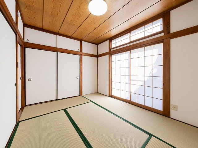居室・リビング　大容量の収納とリラックスできる日差したっぷりの和室リビング