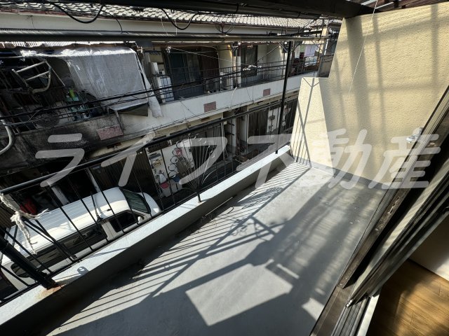 バルコニー　外からの目が気にならないバルコニーで洗濯物が干せます