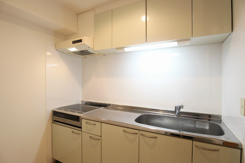 キッチン　作業スペースもシンクも広めです。IHクッキングヒーター付き。