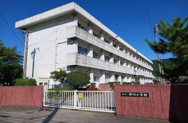小学校　西予市立中川小学校様（小学校）まで800m