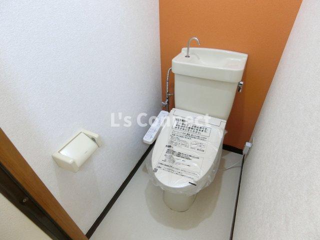 トイレ　温水洗浄便座付きのトイレ。（参考写真）