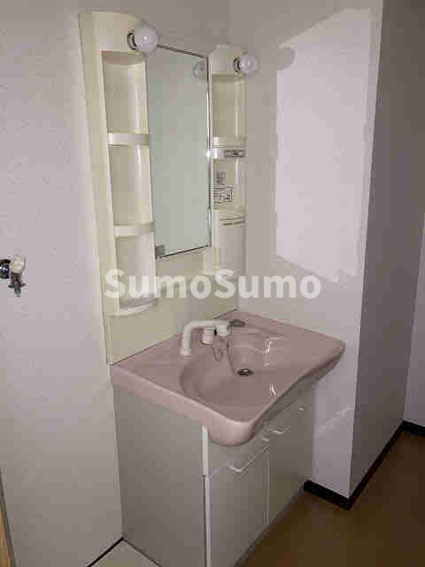 洗面設備　ゆったりとスペースのある洗面所