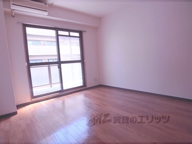 居室・リビング　ゆったりとした８．８帖のお部屋です