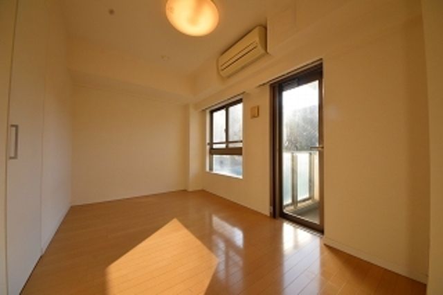 居室・リビング　★照明付きですが明るいお部屋です★