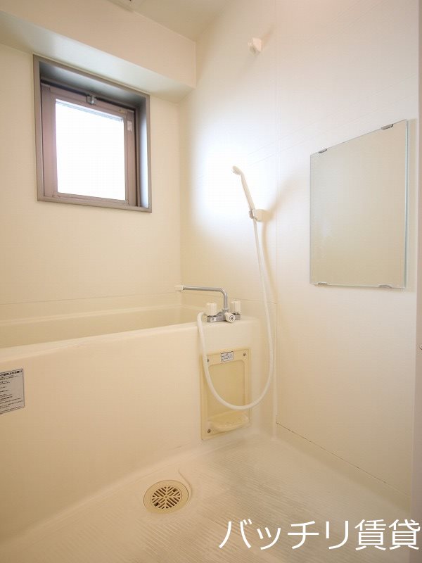 バス・シャワールーム　別号室タイプの為、現状を優先いたします