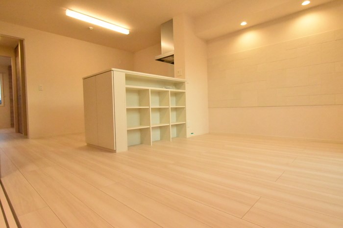 居室・リビング　12.1帖LDK☆小物等飾れる棚付き！