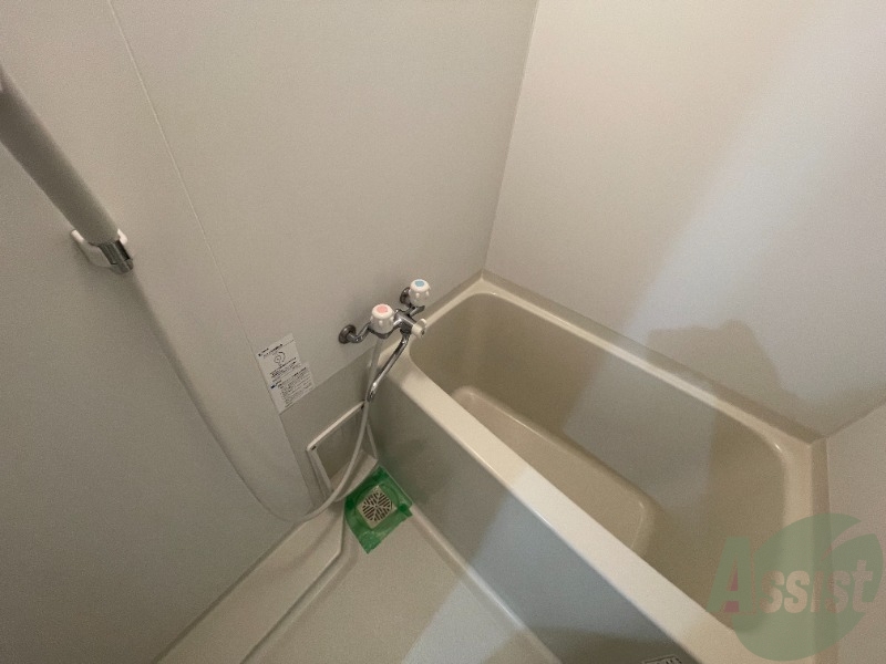 バス・シャワールーム　こちらはお風呂。一日の疲れをここで癒してください。