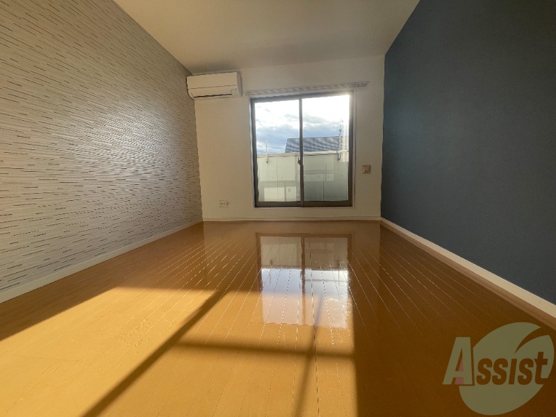 居室・リビング　リビングはこんな感じです。窓が大きくて良く陽が入ってきます。