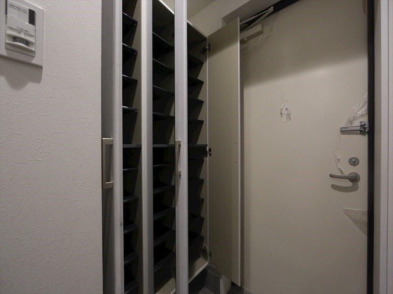 玄関　玄関　シューズボックス付（収納充実してます）