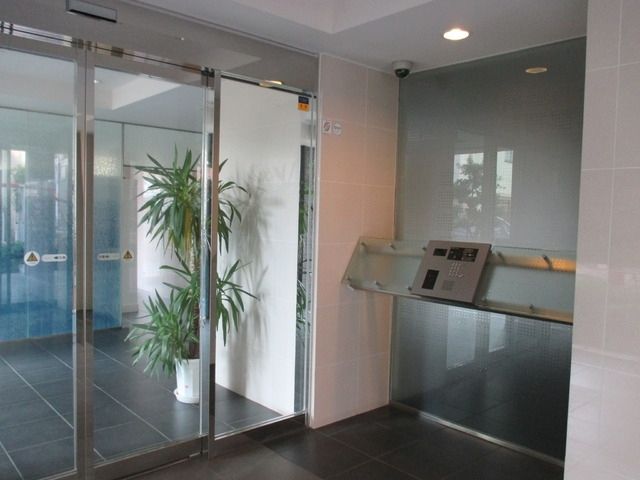 エントランス　お問い合わせはタウンハウジングまで