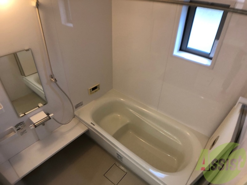 バス・シャワールーム　浴室は広々としております。１日の疲れを癒しましょう。