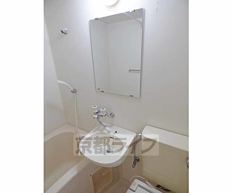 洗面設備　綺麗な洗面台です。