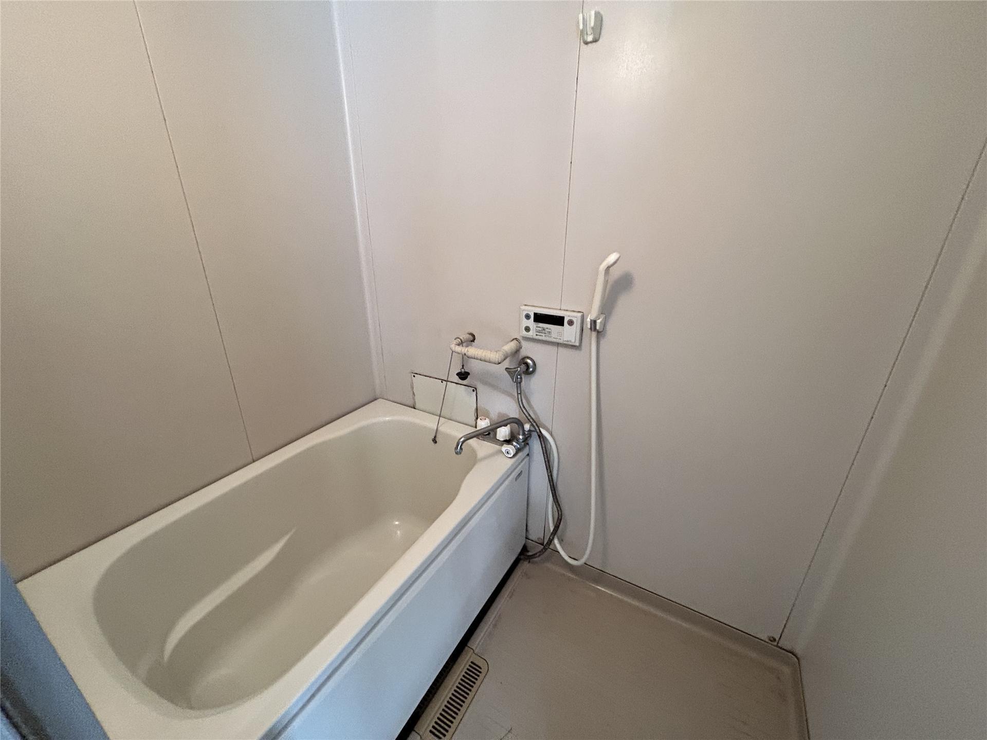 バス・シャワールーム　給湯式のお風呂です