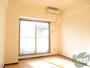 居室・リビング　８帖の洋室です。広々として、きれいですね。