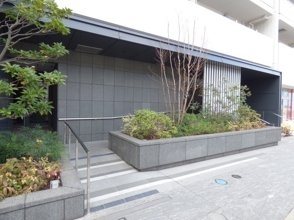 エントランス　オートロック完備