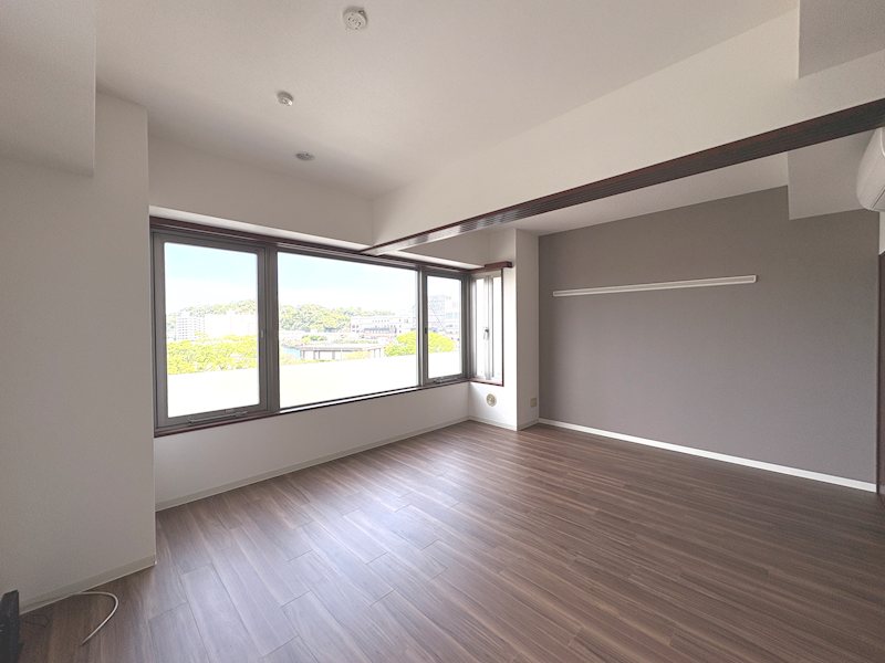 居室・リビング　角部屋・二面採光（上層階の部屋の写真のため景色は異なります）