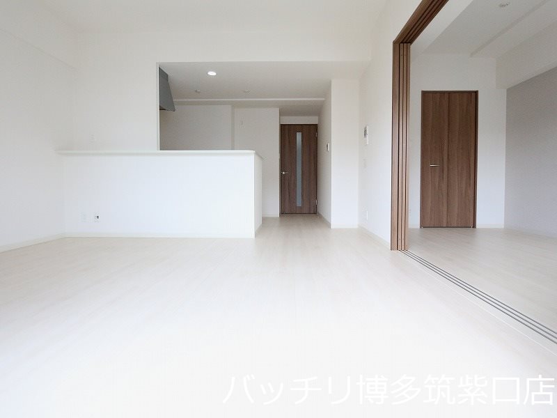 居室・リビング　写真は別号室の為、現状優先になります。