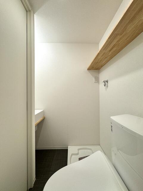 トイレ　白基調で清潔感のある空間