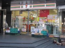 コンビニ　セブンイレブン 港区南青山7丁目中央店（コンビニ）まで623m