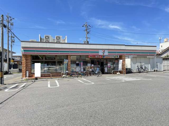 コンビニ　セブンイレブン（コンビニ）まで231m