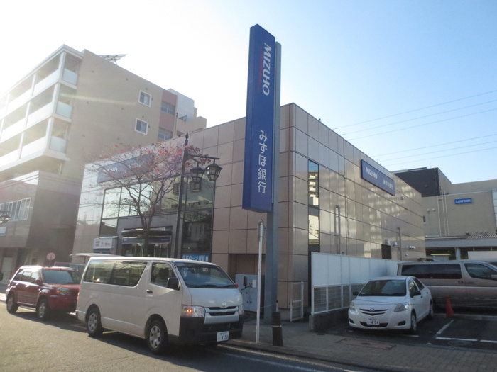 銀行　みずほ銀行 市が尾支店（銀行）まで811m