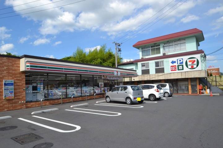コンビニ　セブンイレブン（コンビニ）まで502m