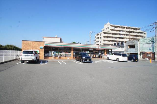 コンビニ　セブンイレブン（コンビニ）まで379m