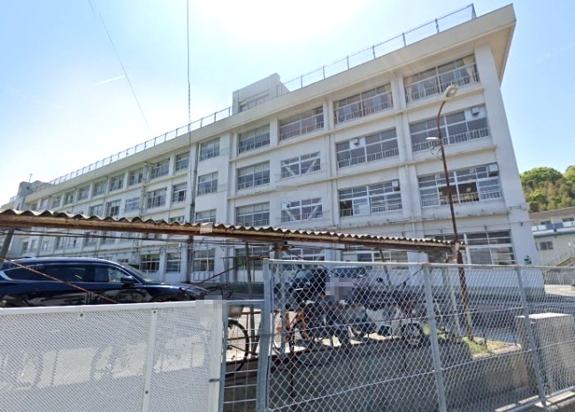 小学校　高知市立潮江南小学校（小学校）まで379m