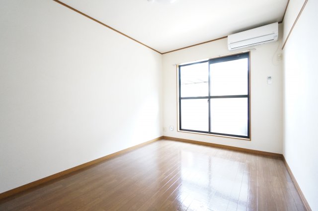 居室・リビング　※同物件、同タイプの写真になります（写真は中部屋です）。
