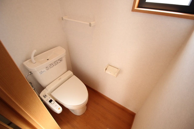 トイレ　写真別部屋参考写真となります。