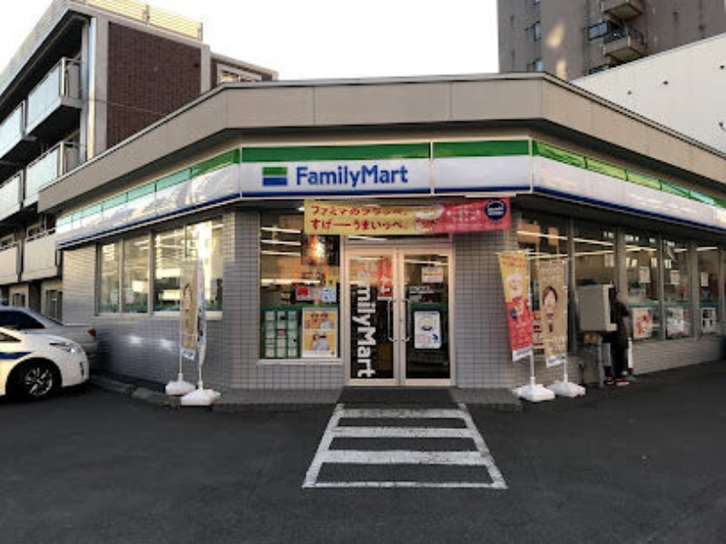 コンビニ　ファミリーマート札幌北11条東6丁目店（コンビニ）まで35m