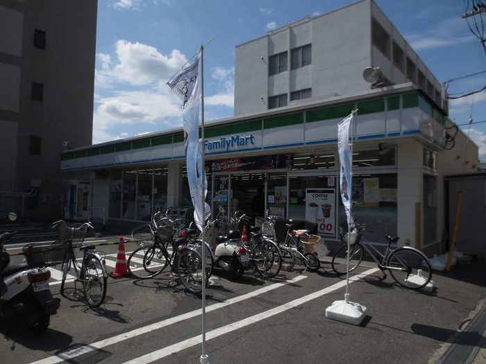 コンビニ　ファミリーマート（コンビニ）まで160m