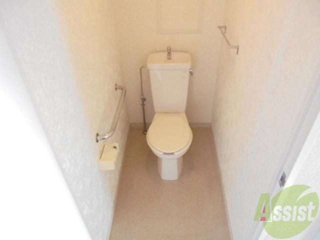 トイレ　トイレ内は手摺が付いております。