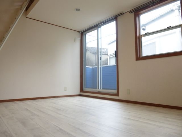 居室・リビング　窓がたくさんある明るいお部屋☆
