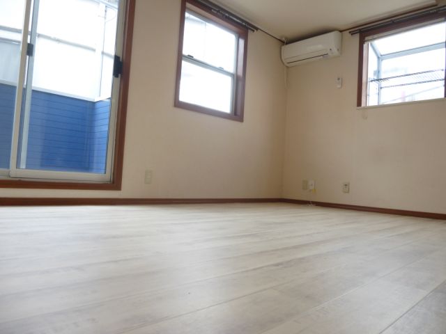 その他　二面採光の明るいお部屋！
