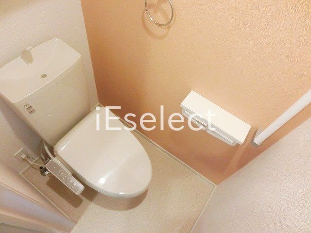 トイレ　温水洗浄便座付きのトイレです