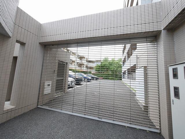 エントランス　駐車場出入口シャッター付き