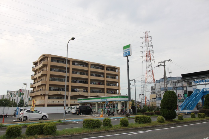 コンビニ　ファミリーマート（コンビニ）まで221m