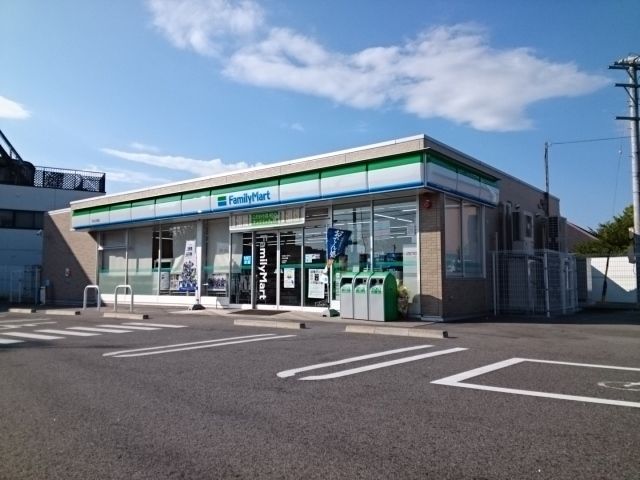 コンビニ　ファミリーマート（コンビニ）まで240m