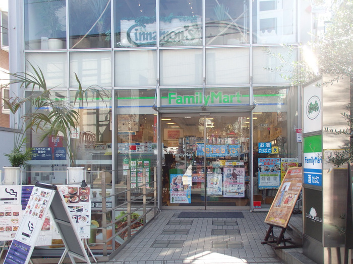 コンビニ　ファミリーマート表参道南店（コンビニ）まで215m