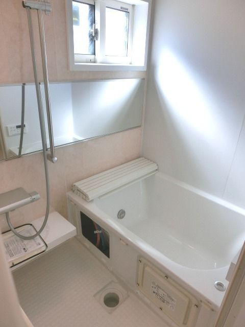 バス・シャワールーム　窓付きで換気できます