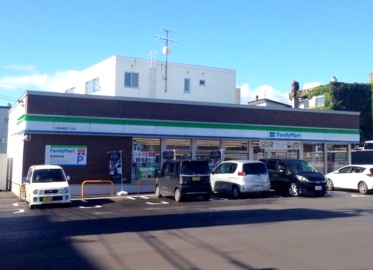 コンビニ　ファミリーマート札幌本郷通2丁目店（コンビニ）まで203m