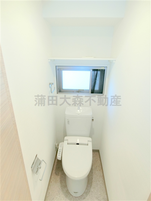 トイレ　窓と温水暖房便座付きのトイレ