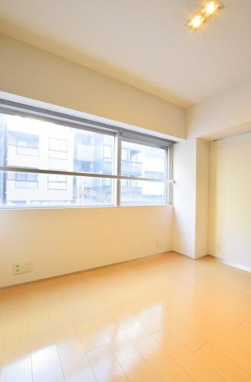 居室・リビング　★居室部分は窓が大きく明るい空間になっています