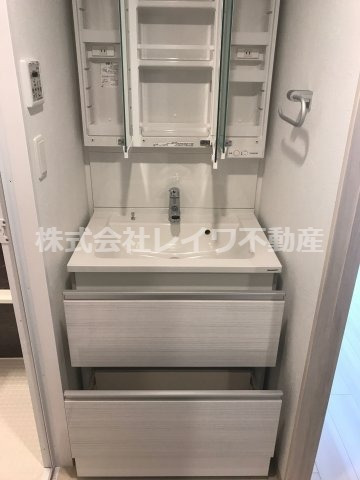 洗面設備　朝の支度にも助かる、独立の洗髪洗面化粧台