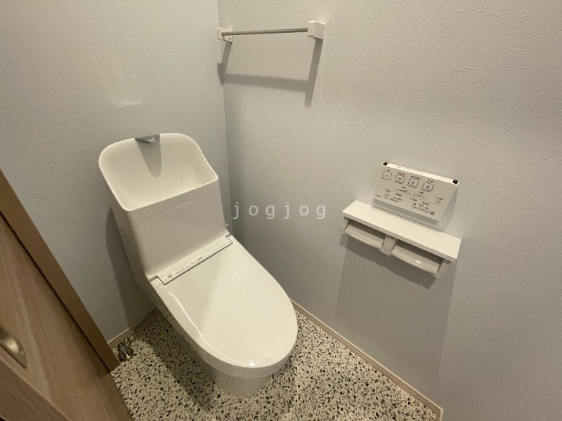 トイレ　温水洗浄便座付きのトイレです。